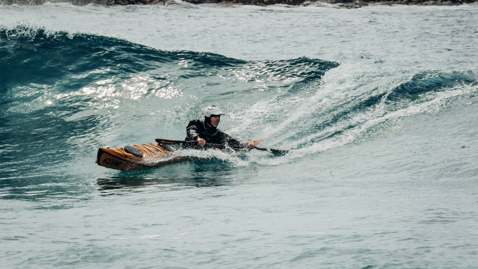 Edd Bjørke surfer med kajakken Alnes Ocean